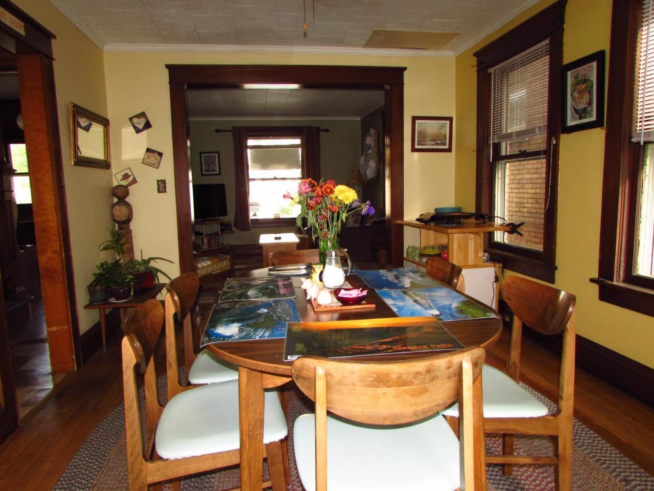 Wanderfalls Guesthouse & Hostel ไนแอการาฟอลส์ ภายนอก รูปภาพ